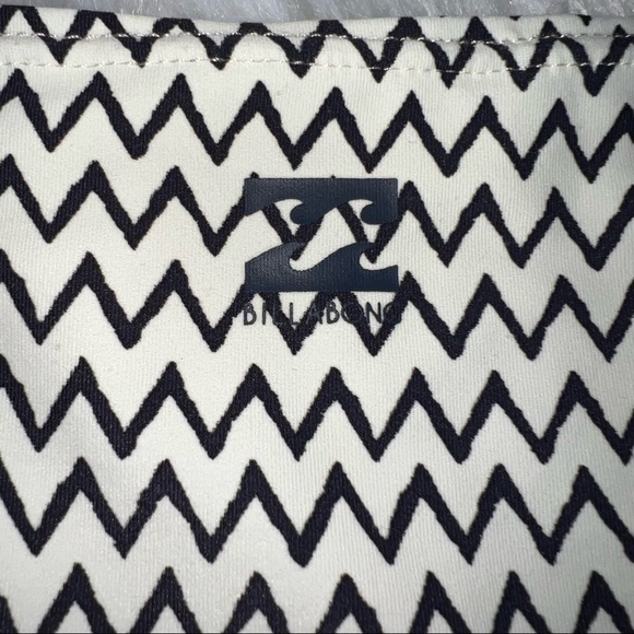Billabong White and Black Zig Zag Striped Short Sleeved Rashguard Size XS - Picture 3 of 5